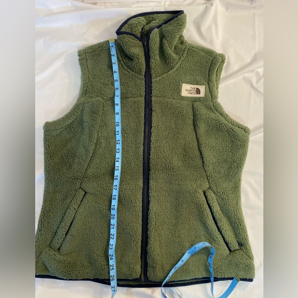 North Face Vest shade is green I don’t know the name - Picture 3 of 6